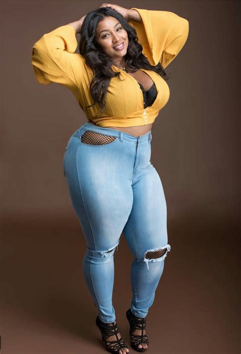 An Insight into Kurvy Kasey's Figure: A Perfect Balance of Curves and Proportions