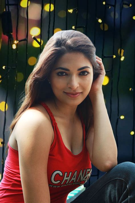 Beyond Beauty: Appreciating the Fascinating Charisma of Parvathy Omanakuttan's Enigmatic Silhouette