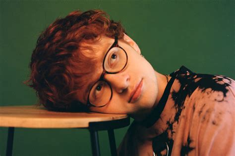 Examining Cavetown's Figure: Style, Fashion, and Identity