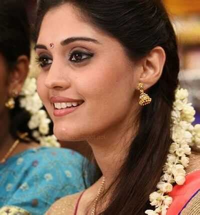 Physical Appearance: Surbhi Puranik's Age, Height, and Figure