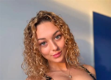 Social Media Influence: How Mandity Izabella Connects with Her Fans