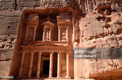 The Perfect Measurements: Exploring Petra's Physical Proportions